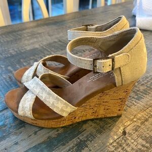 Toms Women Size 6 Wedge Sandal Light beige cream pattern at toes 3.5” heel